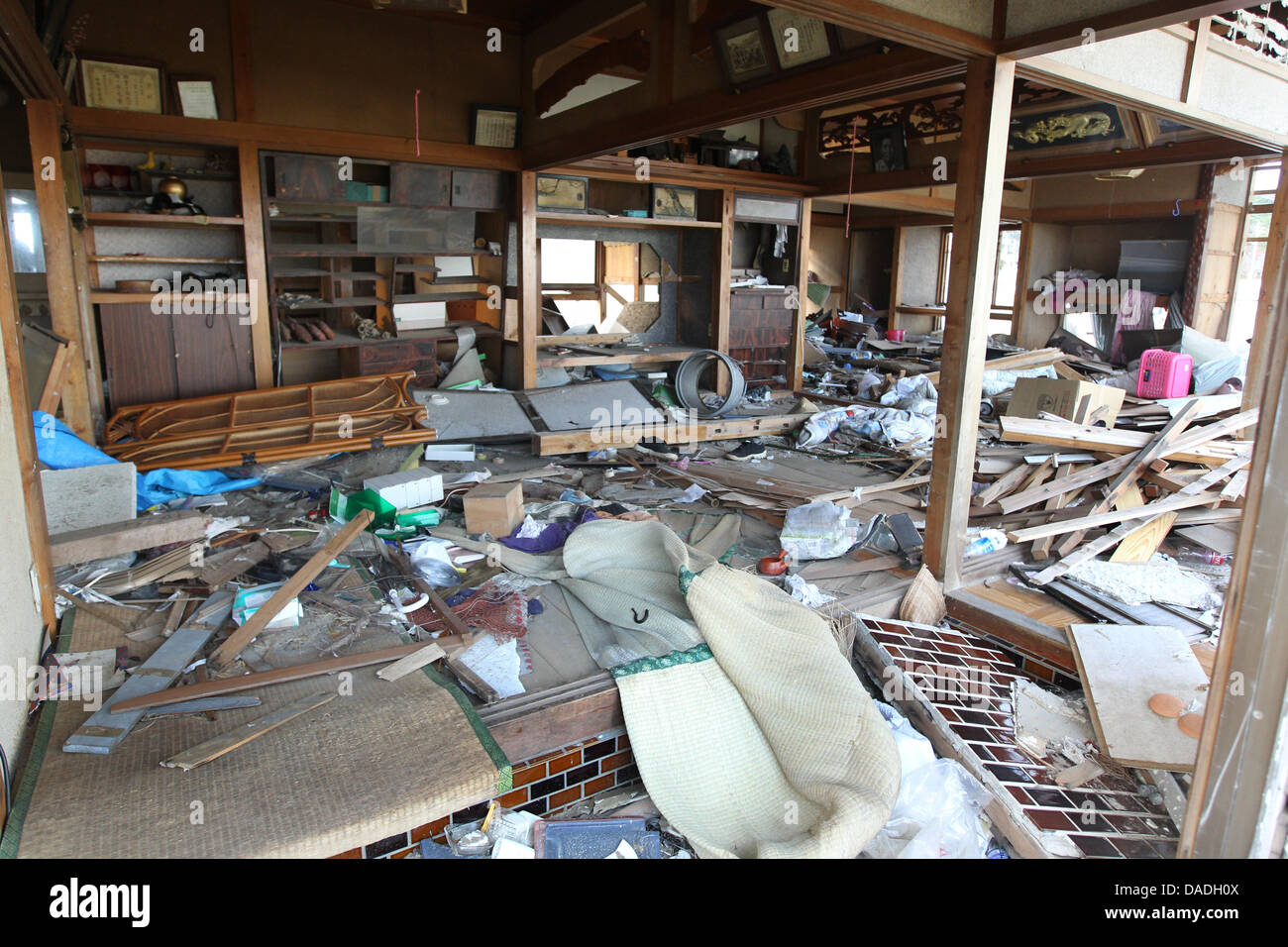 Les débris d'une maison détruite par le tsunami sont vus dans la ville côtière de Toyoma, dans la préfecture de Fukushima, au Japon, 25 octobre 2011. Le Président allemand Wulff a visité la ville et vu les dommages causés par le tsunami. Le chef de l'état allemand est au Japon pour une visite d'Etat de six jours. Photo : WOLFGANG KUMM Banque D'Images