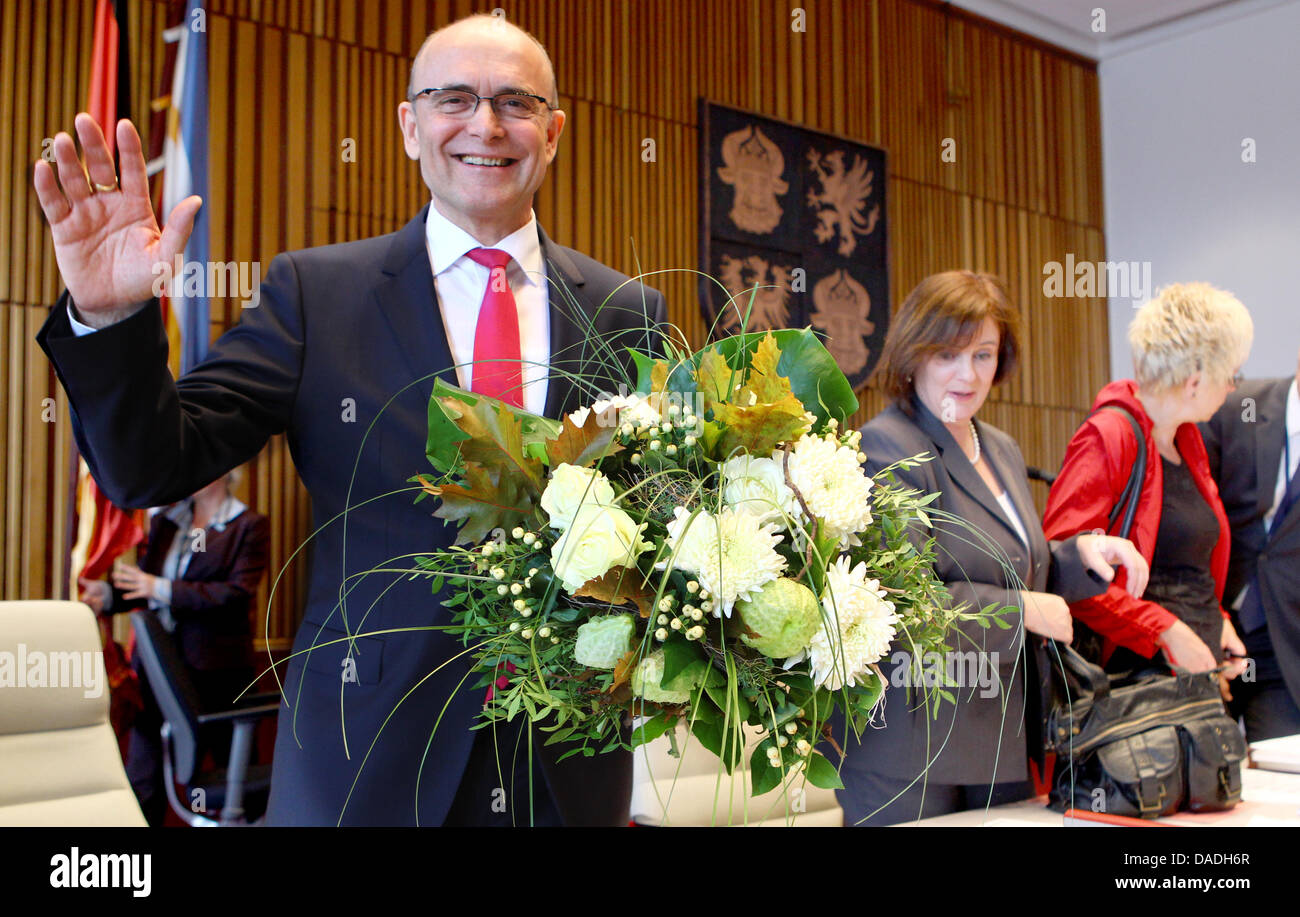 Mecklembourg-poméranie-Occidentale's Premier Erwin Sellering est assermenté à l'État le Parlement à Schwerin, Allemagne, 25 octobre 2011. Environ sept semaines après l'élection d'état, Sellering a été réélu comme premier ministre. Le 24 octobre 2011, les dirigeants du SPD et CDU a signé le contrat de coalition à poursuivre leur gouvernement alliance qui a commencé en 2006. Photo : Jens Buettner Banque D'Images