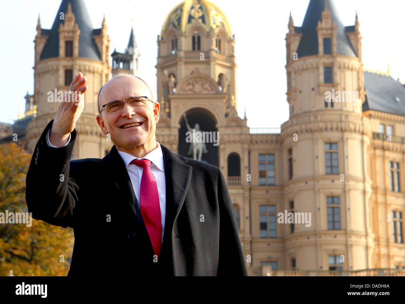 Mecklembourg-poméranie-Occidentale's Premier Erwin Sellering se place en avant du palais à Schwerin, Allemagne, 25 octobre 2011. Environ sept semaines après l'élection d'état, Sellering a été ré-élu et assermenté comme Premier Ministre. Le 24 octobre 2011, les dirigeants du SPD et CDU a signé le contrat de coalition à poursuivre leur gouvernement alliance qui a commencé en 2006. Photo : Jens Buettner Banque D'Images