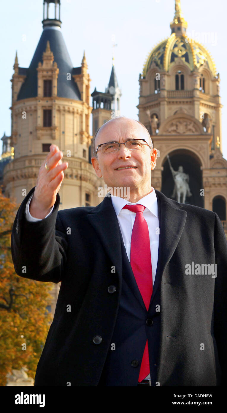 Mecklembourg-poméranie-Occidentale's Premier Erwin Sellering se place en avant du palais à Schwerin, Allemagne, 25 octobre 2011. Environ sept semaines après l'élection d'état, Sellering a été ré-élu et assermenté comme Premier Ministre. Le 24 octobre 2011, les dirigeants du SPD et CDU a signé le contrat de coalition à poursuivre leur gouvernement alliance qui a commencé en 2006. Photo : Jens Buettner Banque D'Images