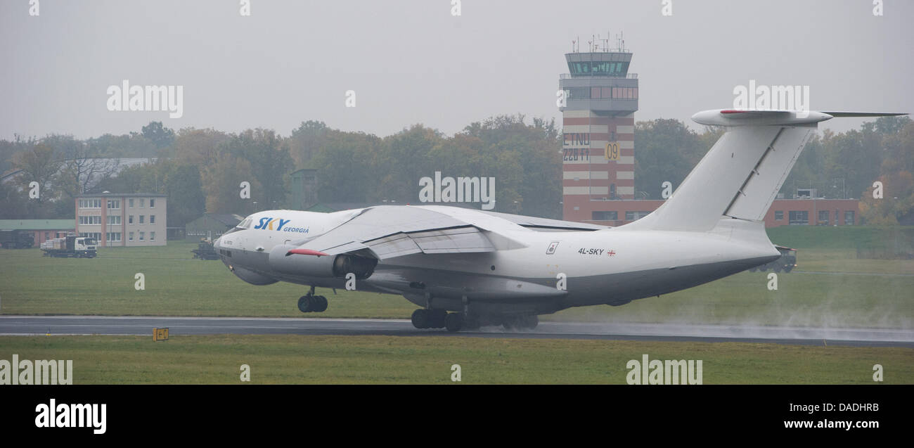 Un avion de type Iliouchine Il-76 atterrit sur la piste de prendre du matériel militaire pour les troupes de la Bundeswehr en Afghanistan à bord à la base aérienne à Trollenhagen, Allemagne, 26 octobre 2011. L'Etat allemand de Mecklembourg-Poméranie-Occidentale va perdre 3000 personnel de l'armée dans le cadre de la réforme des forces armées allemandes. Sites de la Bundeswehr dans Trollenhagen, Sneek, et Luebthe Banque D'Images