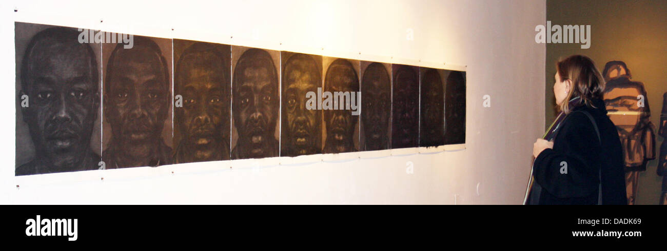 Un visiteur examine une série de portraits par un artiste africain dans la maison Iwalewa de Université de Bayreuth à Bayreuth, Allemagne, 28 octobre 2011. Paintigs, la musique et les films d'horreur : l'université Maison Iwalewa a été commise à l'art africain et la culture depuis 30 ans. Les études africaines et ministère de la recherche Université de Bayreuth a obtenu la reconnaissance internationale Banque D'Images