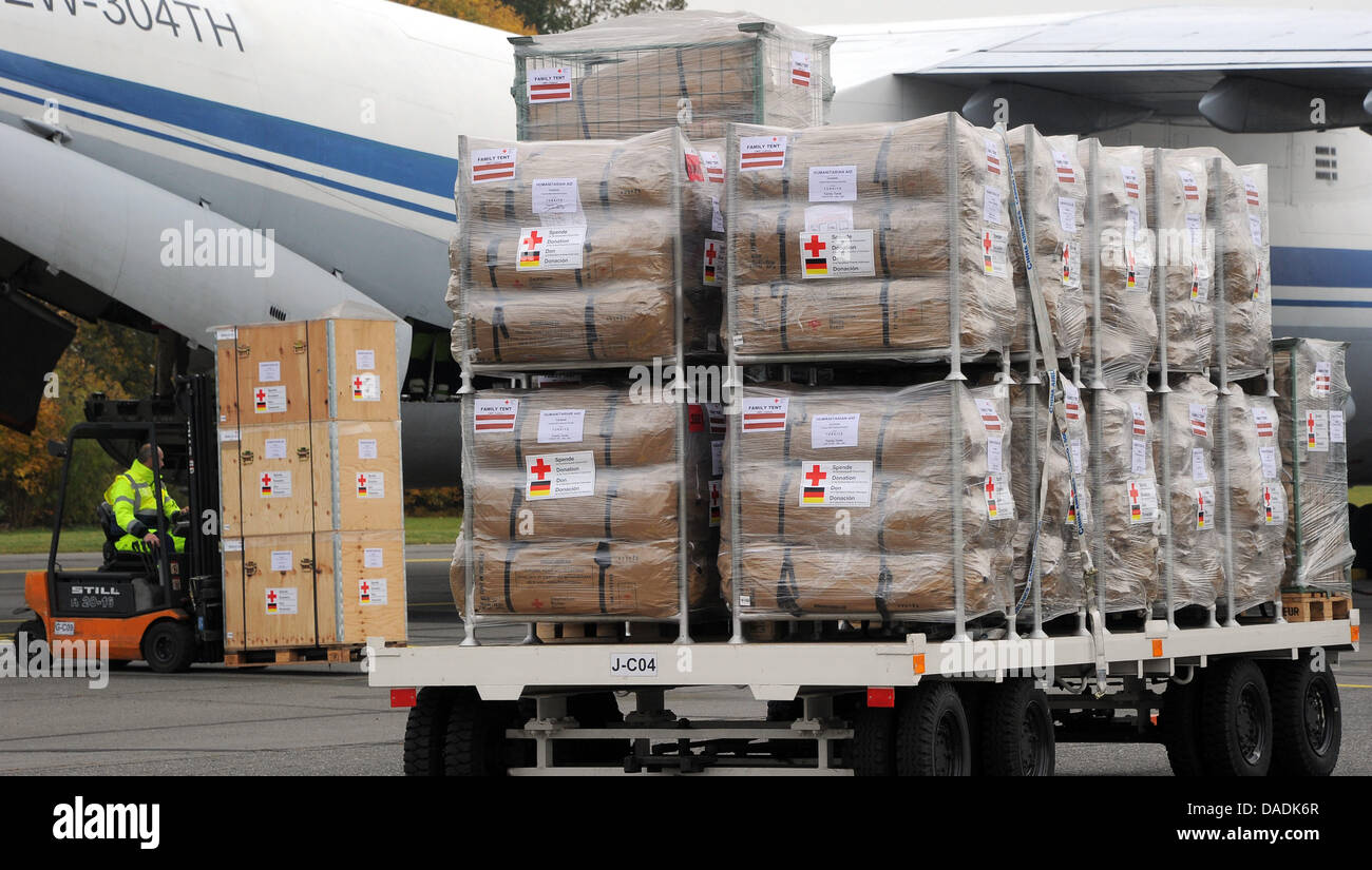 Neuves avec des approvisionnements de secours qui doivent être envoyés à la Turquie sont chargés à bord d'un avion à l'aéroport de Berlin-Schoenefeld, Allemagne, 28 octobre 2011. La Croix-Rouge allemande (DRK) envoie 500 tentes, 2 500 couvertures et 14 appareils mobiles pour la zone du séisme sur son premier vol de l'aide. Photo : Bernd Settnik Banque D'Images