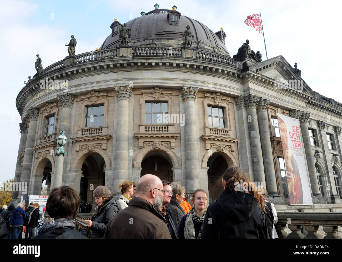 Les gens sont devant le Bode-Museum à Berlin, Allemagne, 28 octobre 2011. 'Les visages de la Renaissance est montrant autour de 150 chefs-d'œuvre d'artistes portrait italien de la Renaissance. Photo : Britta Pedersen Banque D'Images