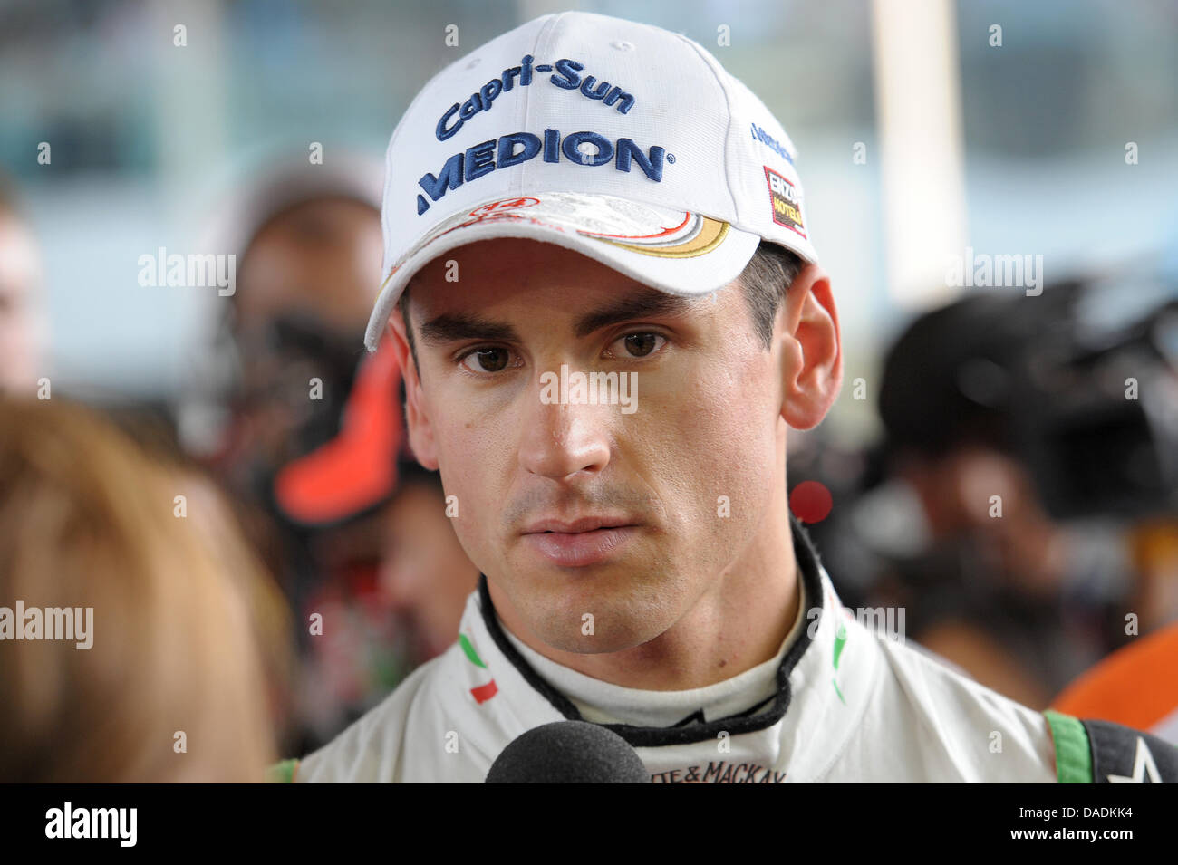 Pilote de Formule 1 Allemand Adrian Sutil de Force India parle aux journalistes après la séance de qualification à la piste de course sur le Circuit International de Buddh, une plus grande Noida, Inde, 29 octobre 2011. Le tout premier Grand Prix de Formule 1 de l'Inde aura lieu le 30 octobre 2011. Photo : David Ebener dpa  + + +(c) afp - Bildfunk + + + Banque D'Images