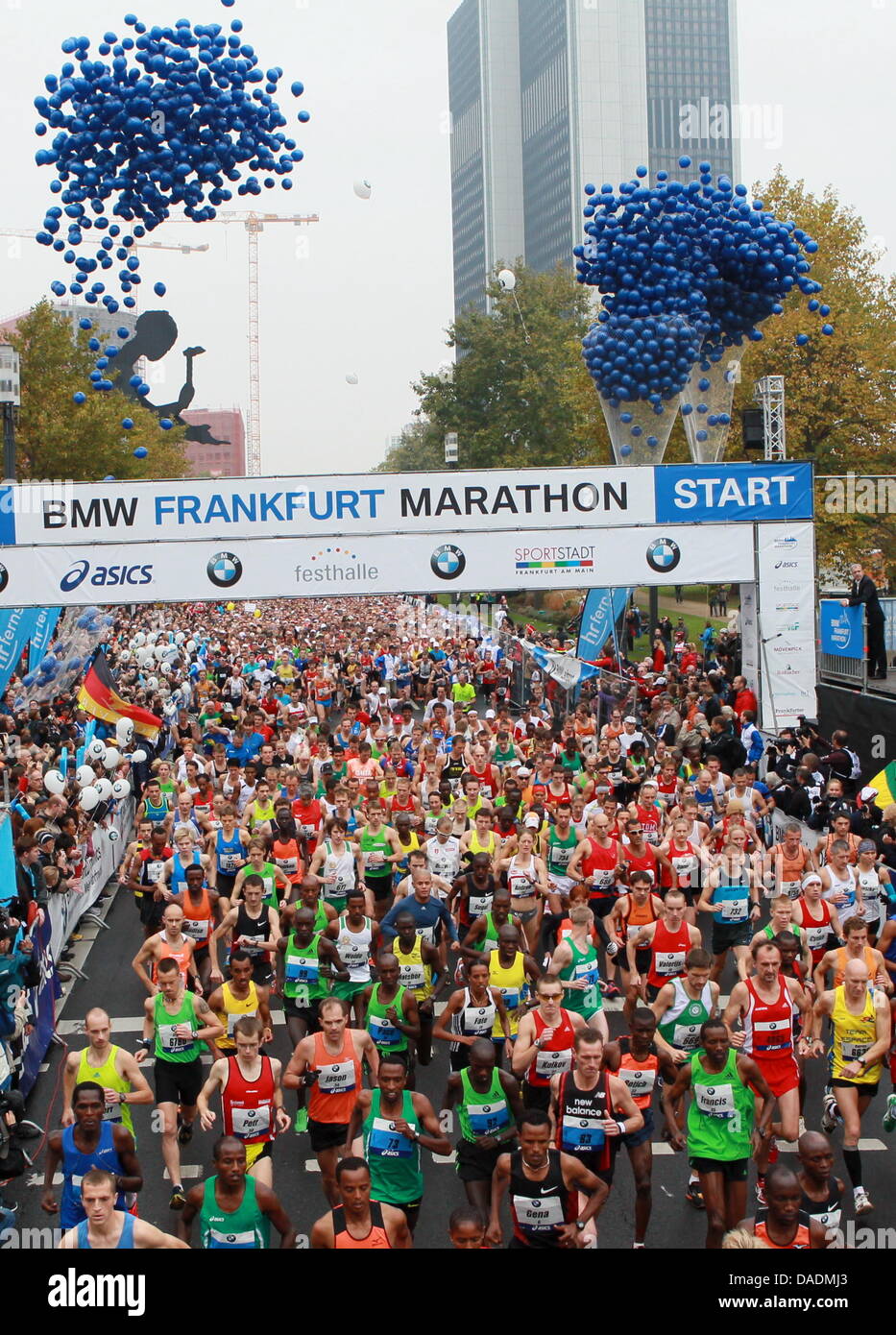 Le domaine des coureurs amateurs démarre le marathon de Francfort à Messeturm à Frankfurt am Main, Allemagne, 30 octobre 2011. Dans la 30e édition et pour la première fois dans l'histoire de marathon de la ville la plus ancienne d'Allemagne, plus de 15 000 coureurs a couru les 42,195 kilomètres. Photo : Arne Dedert Banque D'Images