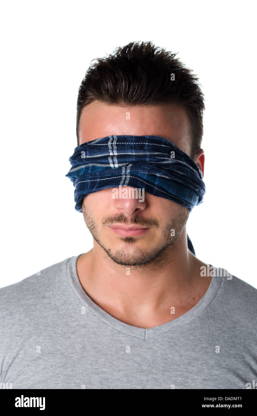 Beau jeune homme bandé les yeux avec les yeux couverts. Concept de confusion, problème, défi, de perdre votre chemin Banque D'Images