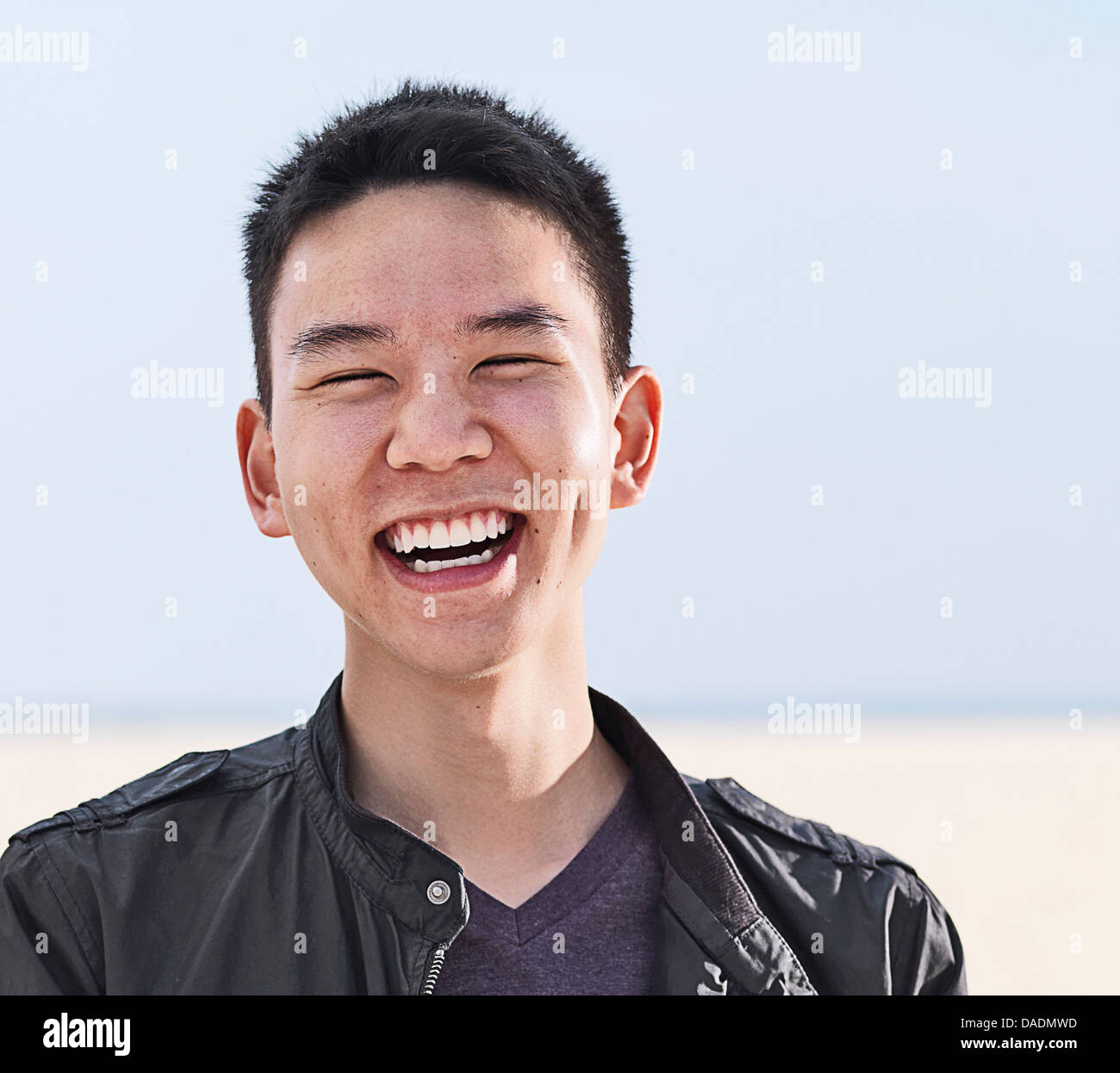 Portrait of smiling young man at beach Banque D'Images