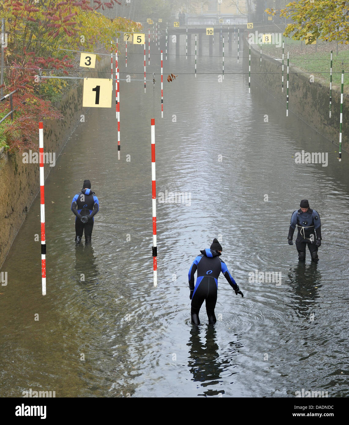 Les agents de police rechercher des traces dans la glace channel à Augsburg, Allemagne, 31 octobre 2011. Le 28 octobre 2011, un agent de police a été abattu lors d'une fusillade dans la nuit, un autre officier a été blessé. Les auteurs se sont enfuis dans la forêt. STEFAN UDRY Banque D'Images