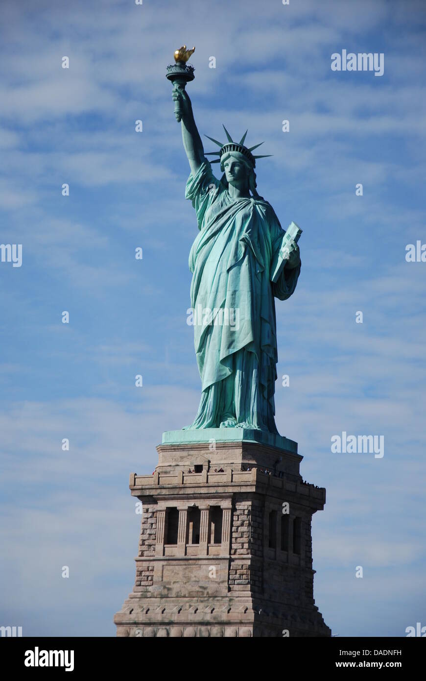 La Statue de la liberté se trouve dans le port de New York City, USA, 28  octobre 2011. En 1886, la France a fait la statue d'un cadeau aux  États-Unis. Le 29