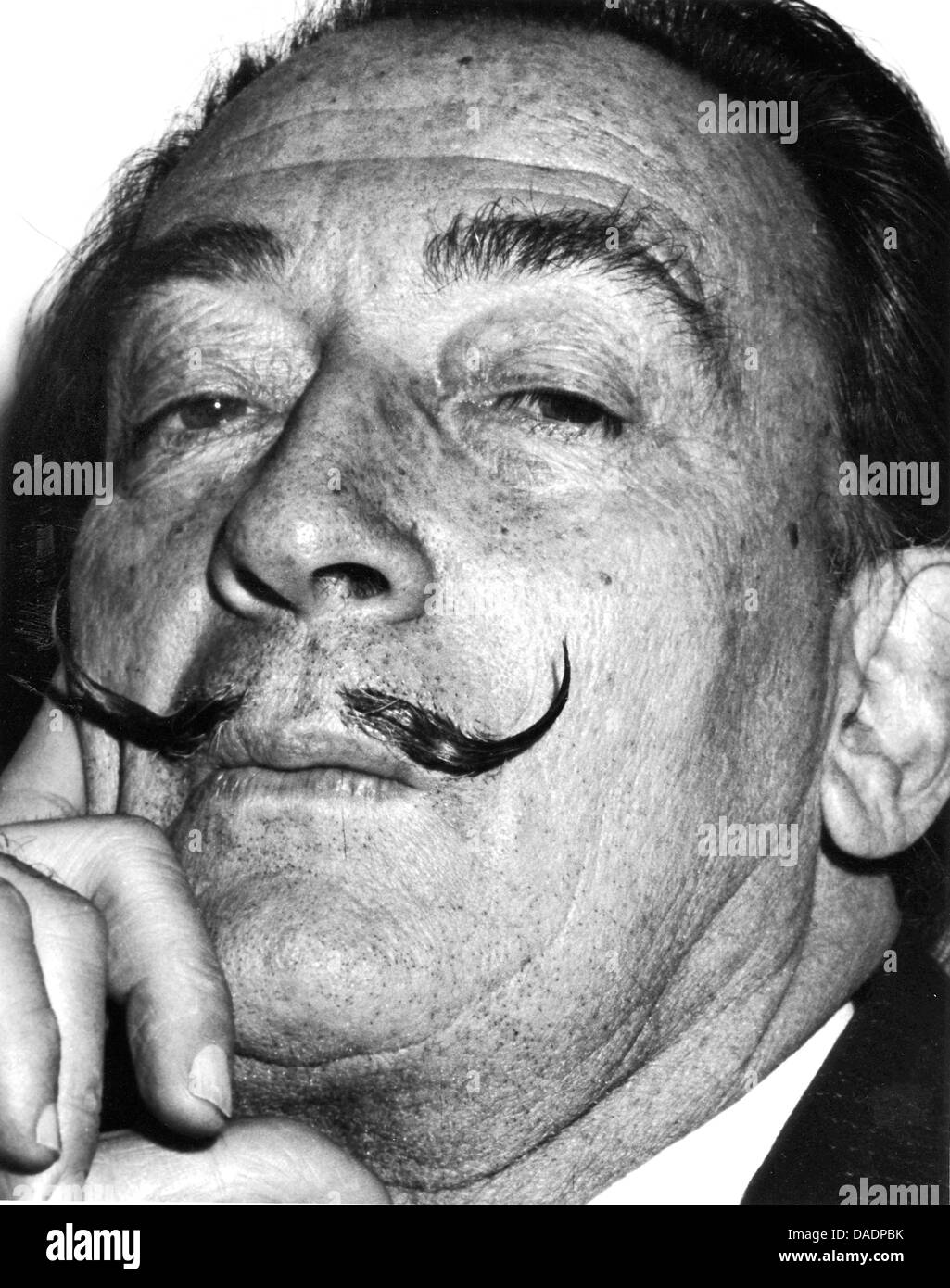 L'artiste espagnol Salvador Dali en 1963. Portrait par photographe Fred Stein (1909-1967) qui a émigré à partir de 1933 l'Allemagne nazie pour la France et enfin aux États-Unis. Banque D'Images