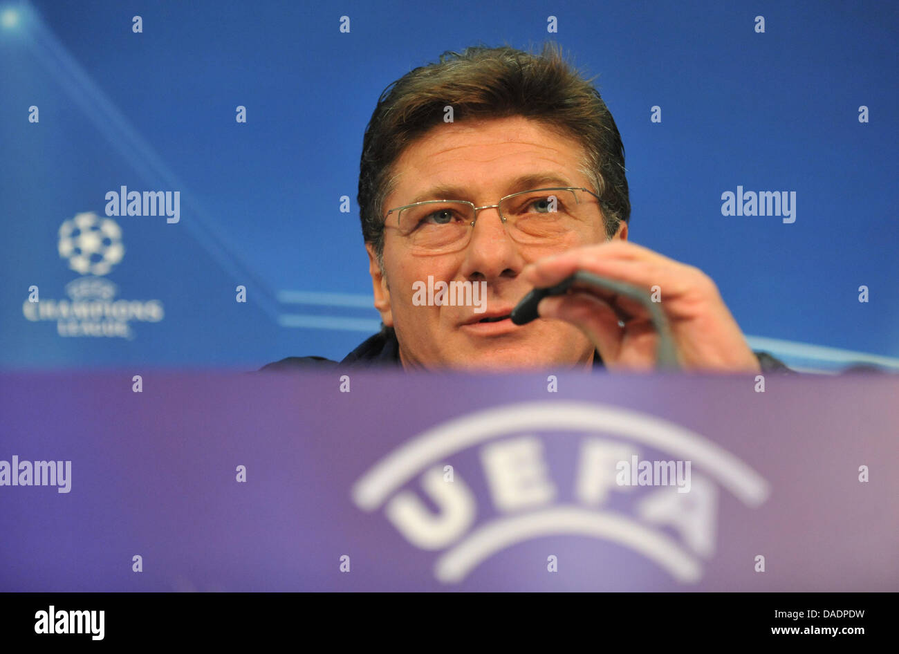 L'entraîneur-chef de Naples Walter Mazzarri participe à une conférence de presse à Munich, Allemagne, 01 novembre 2011. Le 02 novembre 2011, le FC Bayern Munich sera l'hôte d'un club italien de Série SSC Naples en leur quatrième match de groupe de la Ligue des Champions. Photo : Andreas Gebert Banque D'Images