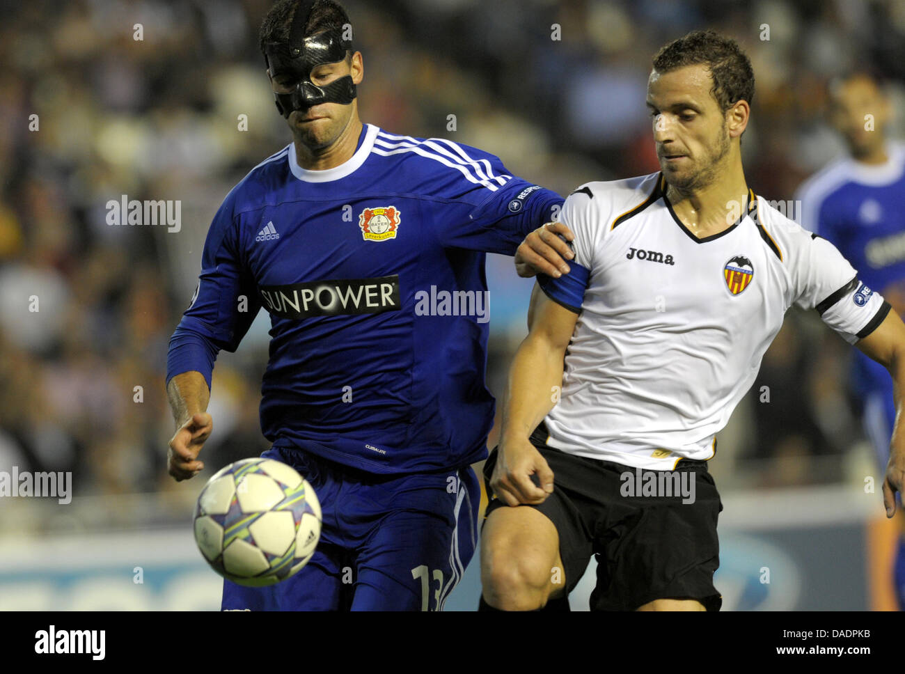 Leverkusen est Michael Ballack (L) et Valence, Roberto Soldado rivalisent pour la balle au cours de la Ligue des Champions groupe e match de foot entre Valence CF et le Bayer Leverkusen à l'Estadi de stade Mestalla de Valence, Espagne, le 1 novembre 2011. Photo : Federico Gambarini dpa  + + +(c) afp - Bildfunk + + + Banque D'Images