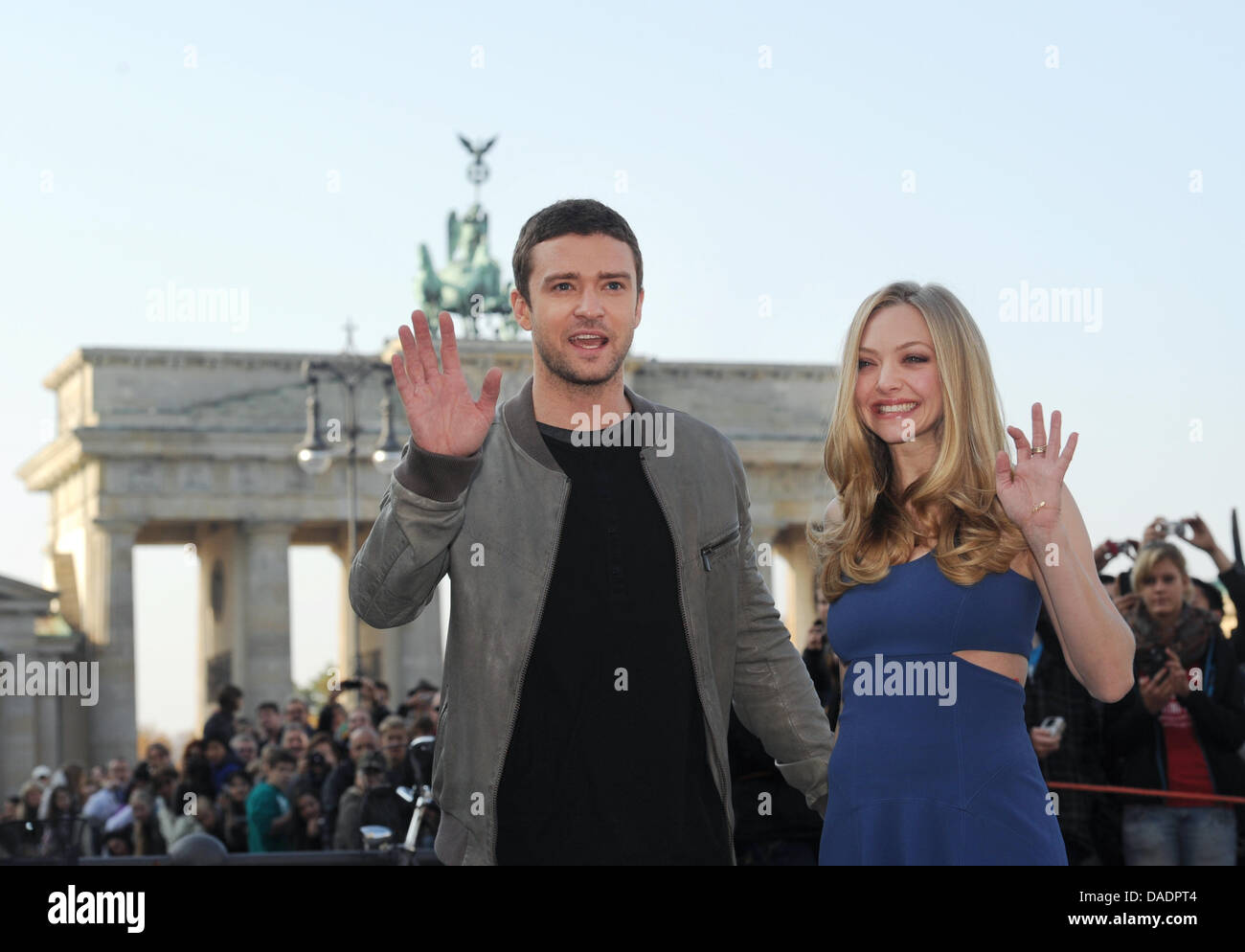 L'acteur et musicien américain Justin Timberlake une actrice américaine Amanda Seyfried posent devant la porte de Brandebourg à Berlin, Allemagne, 02 novembre 2011. Les acteurs présentent leur nouveau film 'In Time'. Photo : JENS KALAENE Banque D'Images
