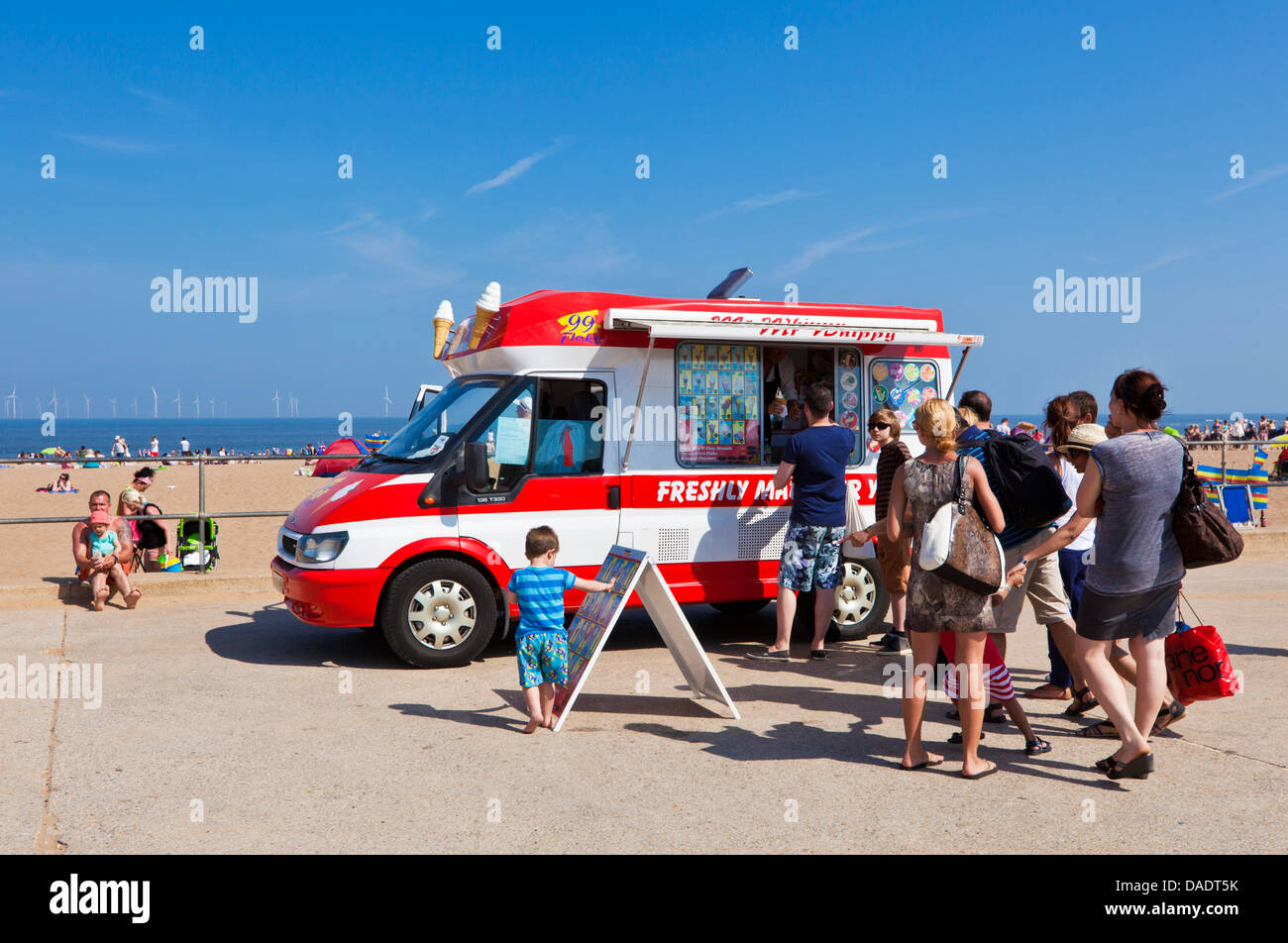 Les gens font la queue pour une glace à partir d'un ice cream van stationné sur la promenade de la plage de Skegness Lincolnshire England UK GB EU Europe Banque D'Images