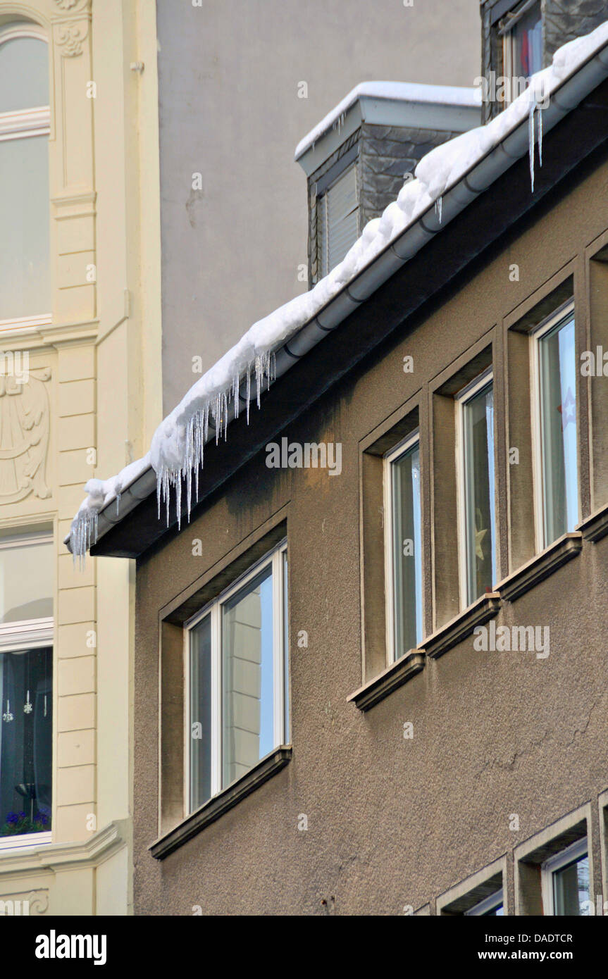 De glaçons pendant une gouttière de toit, l'Allemagne, en Rhénanie du Nord-Westphalie, Cologne Banque D'Images