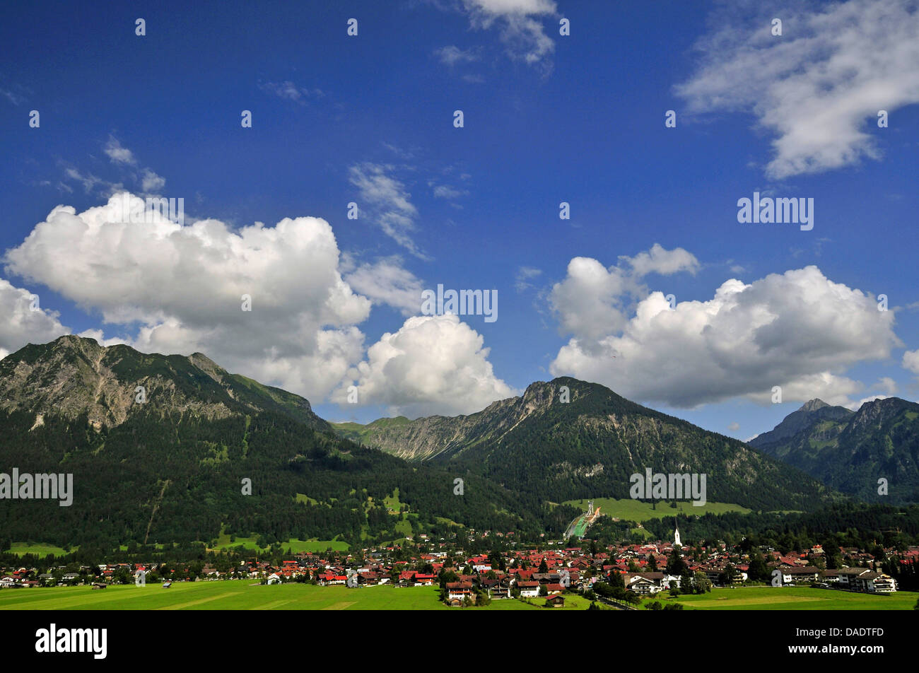 Vue d'Oberstdorf, Rubihorn, Geissalphorn Schattenberg et en arrière-plan, l'Allemagne, Bavière, Allgaeu, Oberstdorf Banque D'Images
