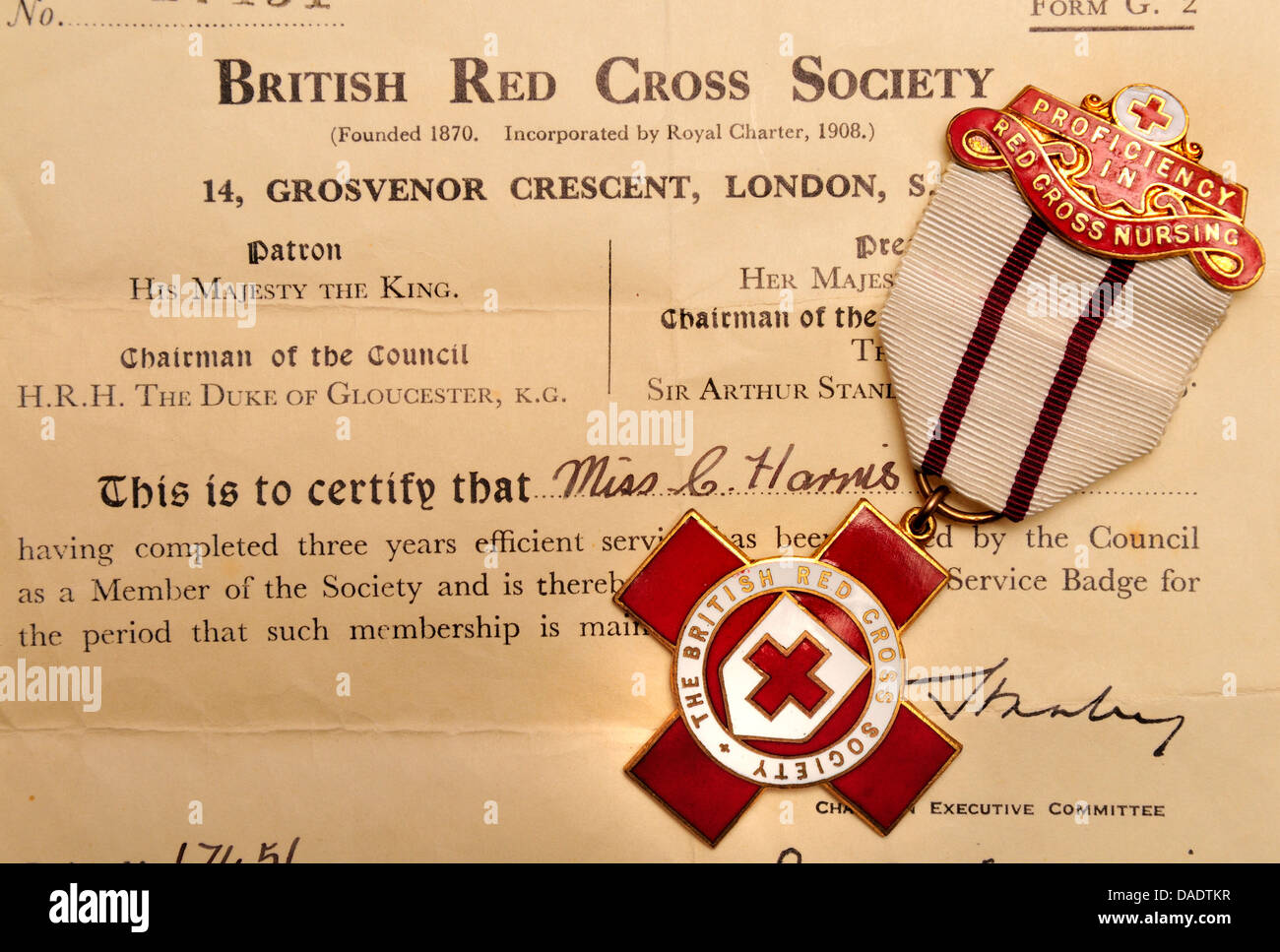 British Red Cross Society, l'insigne de service pendant trois ans le service efficace et l'élection à la société. Avec le document original Banque D'Images