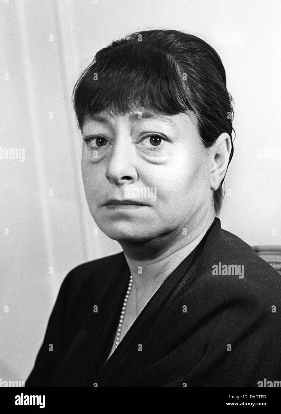 Auteur Dorothy Parker en 1945. Portrait par photographe Fred Stein (1909-1967) qui a émigré à partir de 1933 l'Allemagne nazie pour la France et enfin aux États-Unis. Banque D'Images