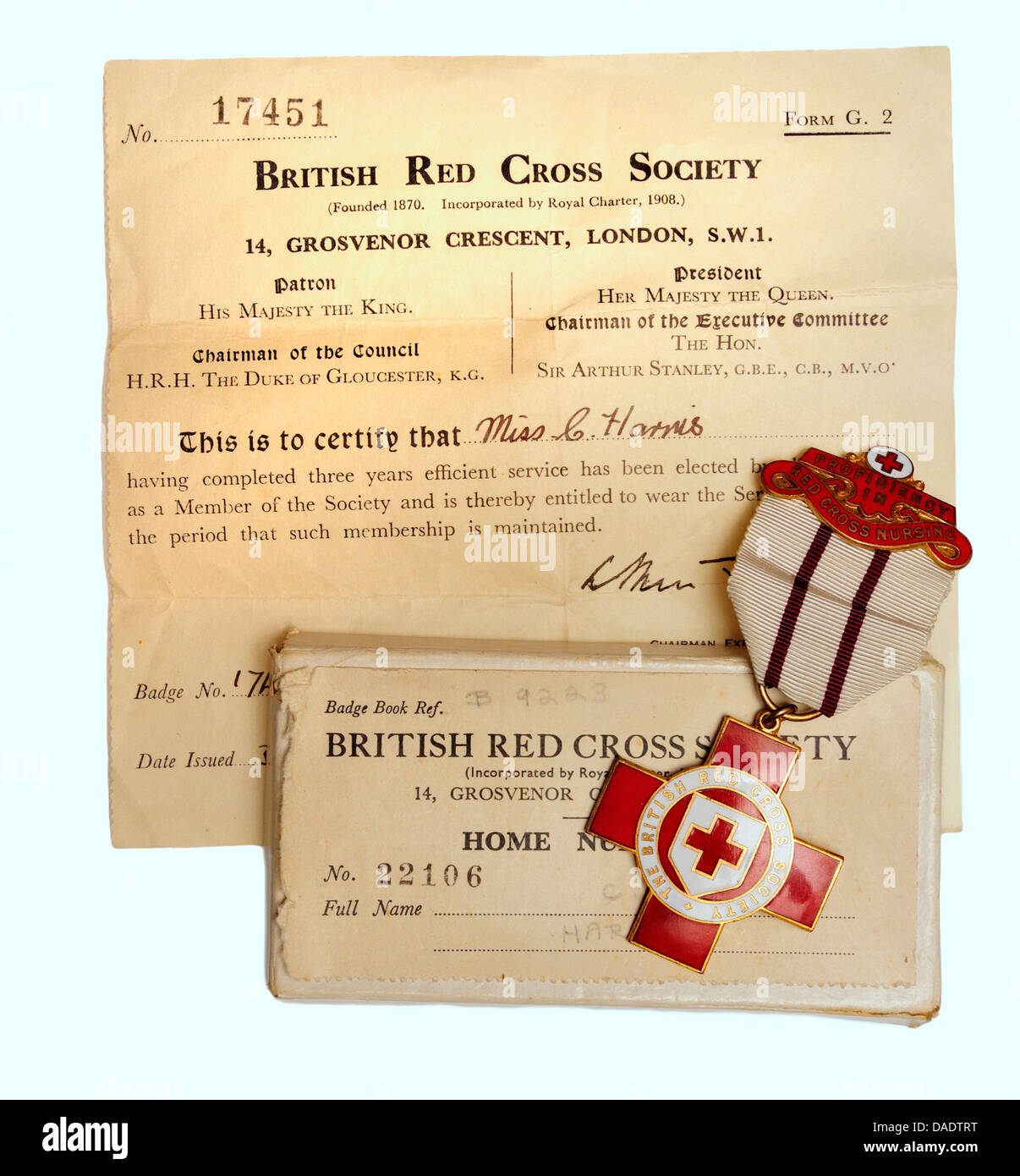 British Red Cross Society, l'insigne de service pendant trois ans le service efficace et l'élection à la société. Avec le document et fort Banque D'Images