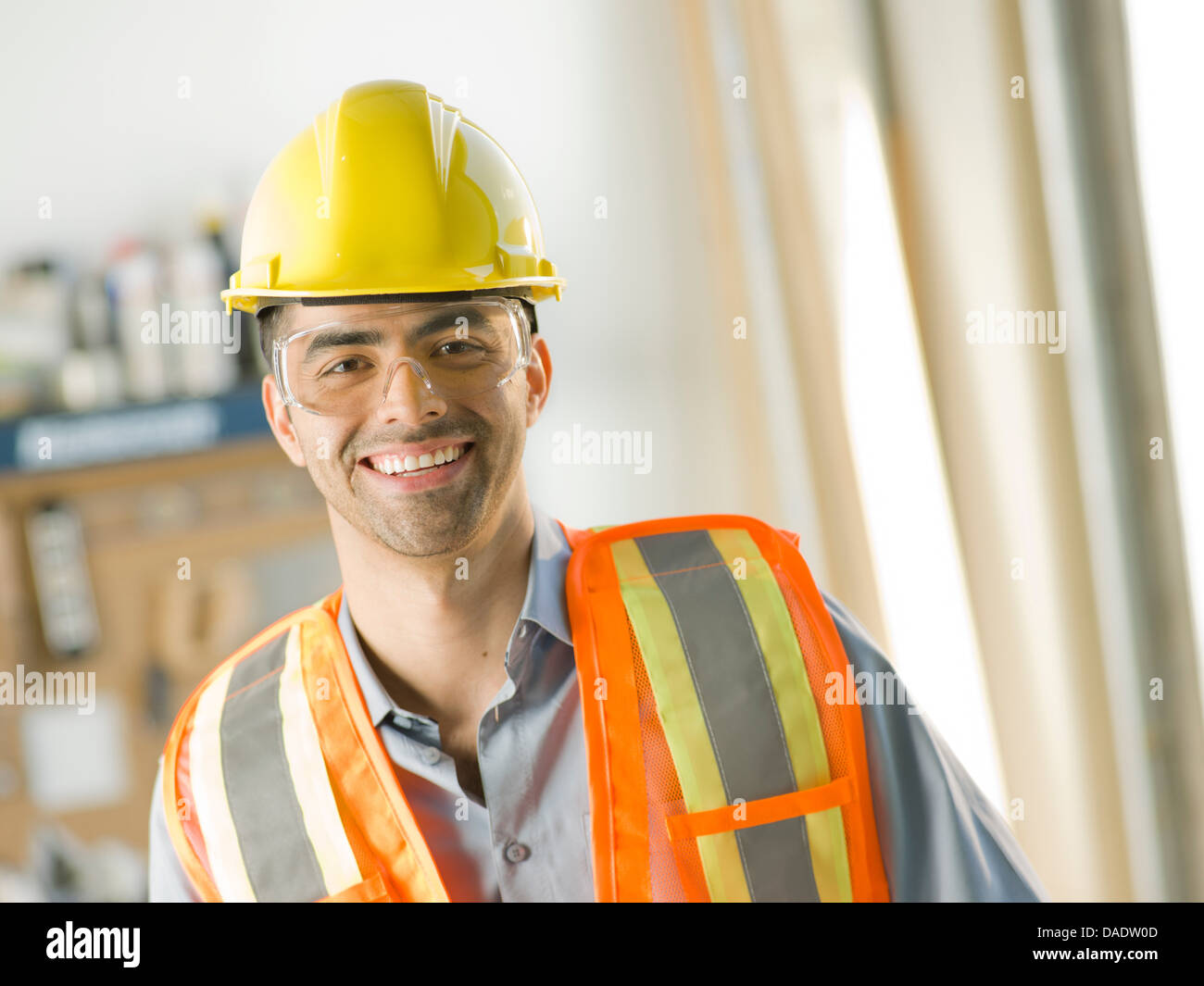 Mid adult construction worker smiling, portrait Banque D'Images