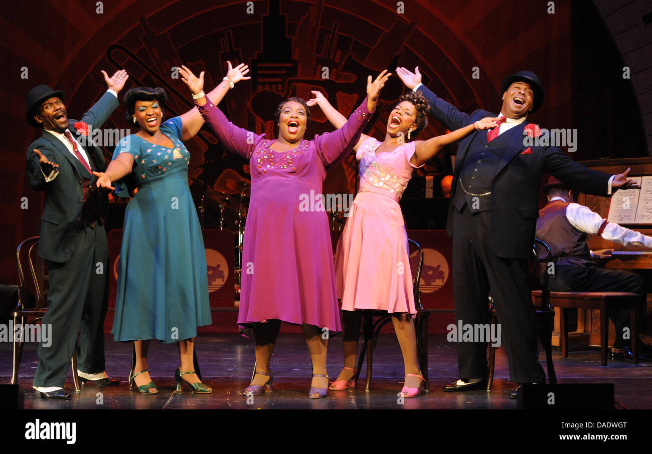Acteurs Milton Nealy (L-R), Rebecca Covington, Yvette Monique Clark, Patrice Covington et Wayne W. Pretlow présentent sur scène lors d'une répétition pour la photo performance 'Ain't Misbehavin' au théâtre St Pauli à Hambourg, Allemagne, 01 novembre 2011. Le spectacle de Broadway sera présentée le 02 novembre 2011. Photo : Daniel Bockwoldt Banque D'Images