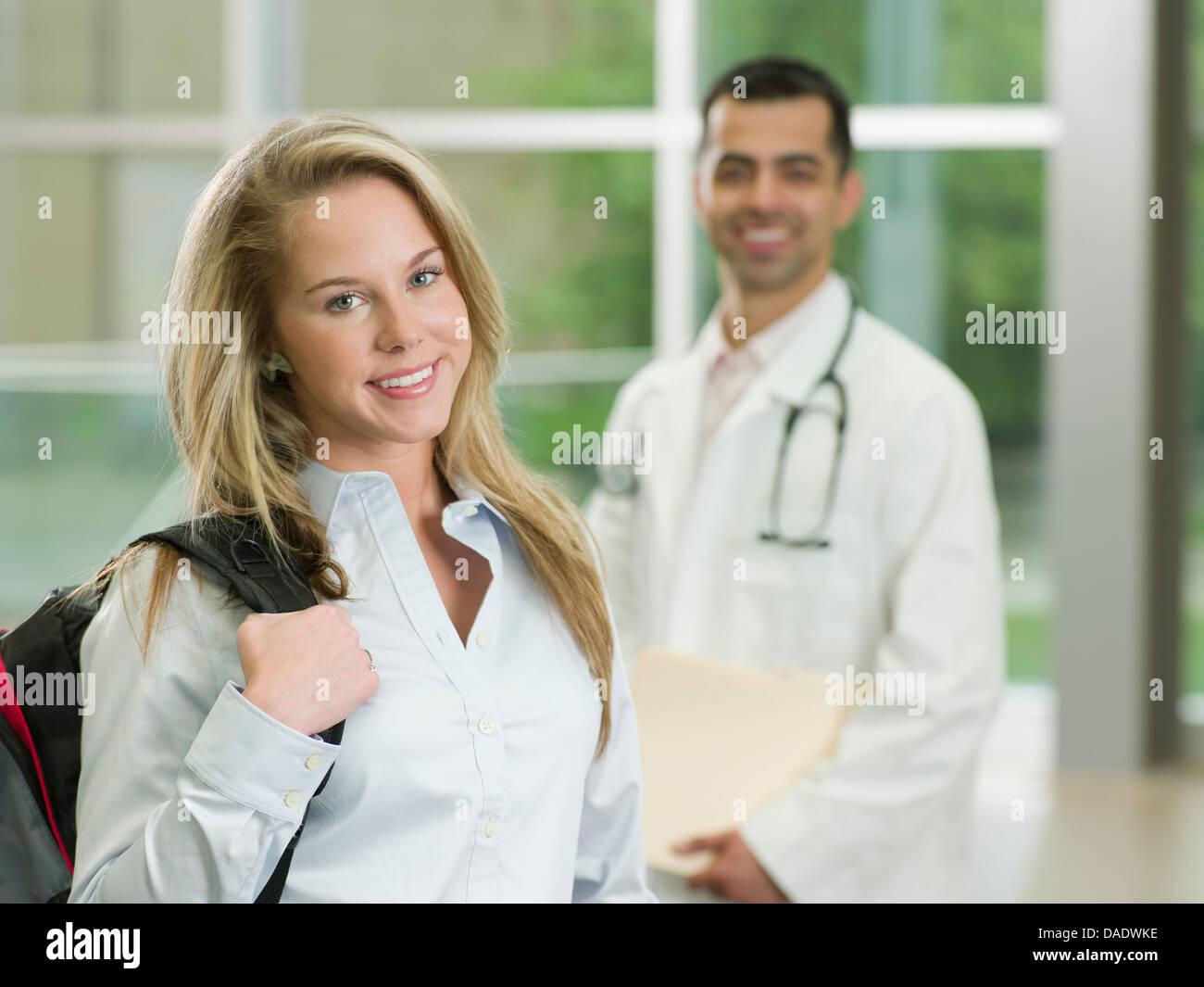 Jeune femme tenant un sac à dos, smiling Banque D'Images