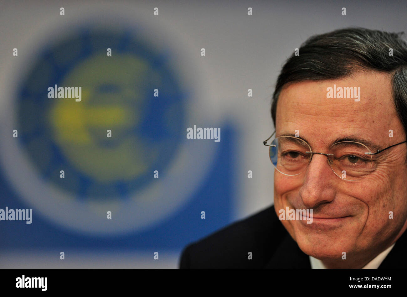 L'Italien Mario Draghi, nouveau président de la Banque centrale européenne (BCE), parle au cours d'une conférence de presse à Francfort-sur-Main, Allemagne, 03 novembre 2011. Le conseil de la BCE a étonnamment réduit le taux de base à 1,25  %. Photo : Marc N.r.i.t. Banque D'Images