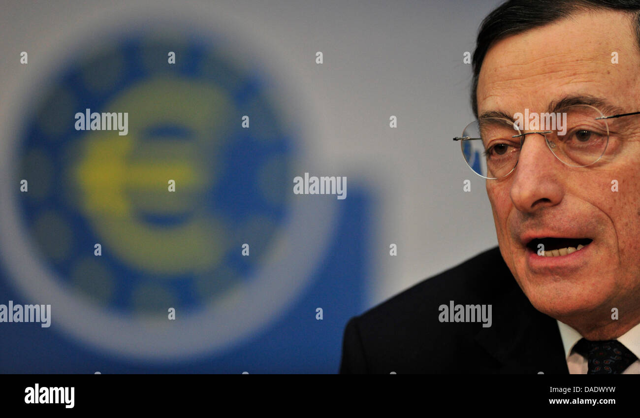 L'Italien Mario Draghi, nouveau président de la Banque centrale européenne (BCE), parle au cours d'une conférence de presse à Francfort-sur-Main, Allemagne, 03 novembre 2011. Le conseil de la BCE a étonnamment réduit le taux de base à 1,25  %. Photo : Marc N.r.i.t. Banque D'Images