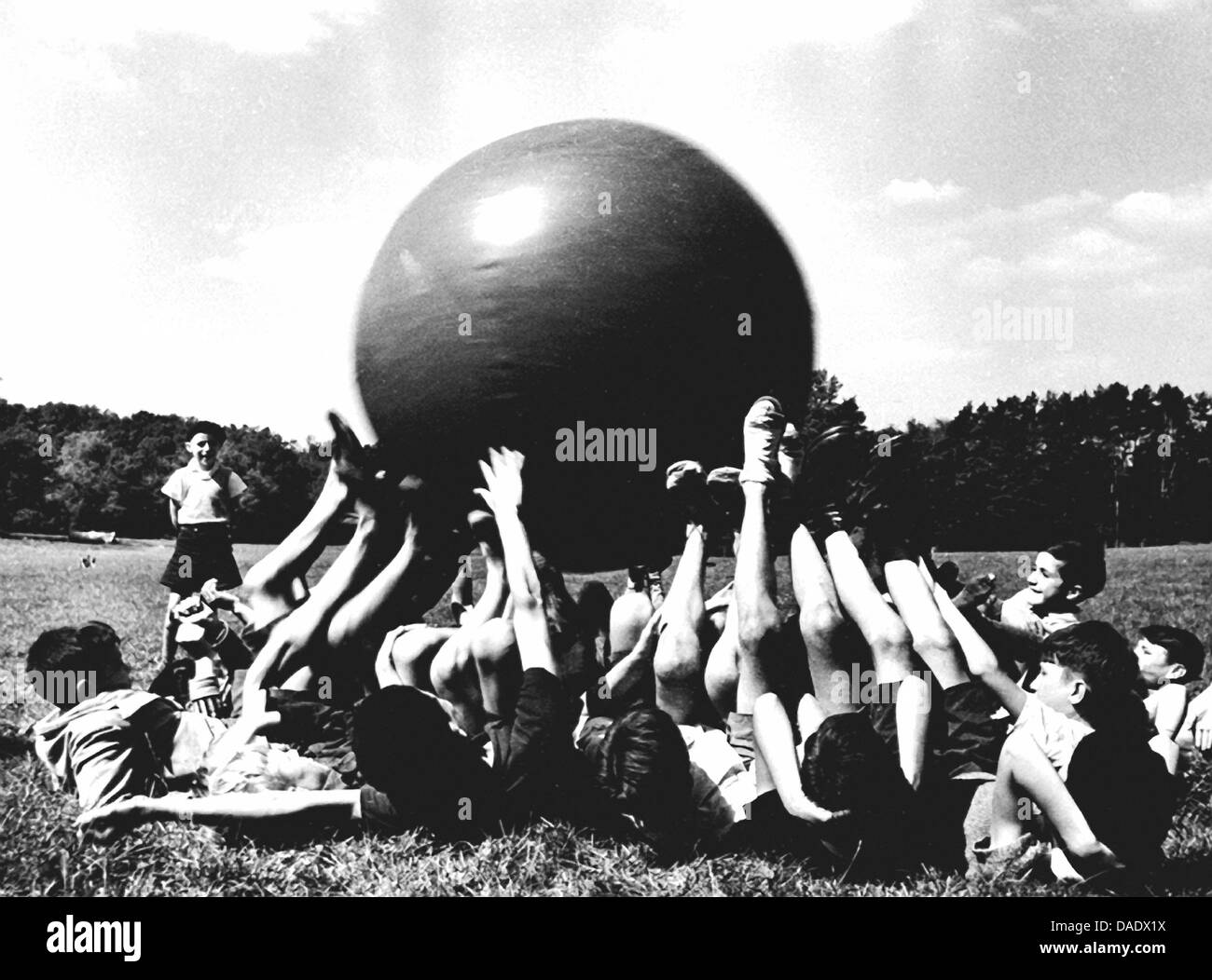 France 1936, les enfants jouant avec big ball. Image by photographe Fred Stein (1909-1967) qui a émigré à partir de 1933 l'Allemagne nazie pour la France et enfin aux États-Unis. Banque D'Images