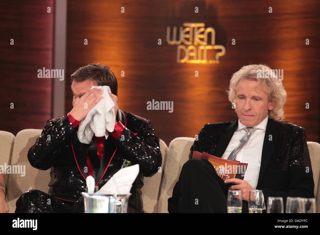 Der Entertainer Hape Kerkeling (l) wischt sich neben modérateur Thomas Gottschalk sitzend am Samstag (05.11.2011) à Leipzig en der ZDF-Unterhaltungssendung "Wetten, dass.. ?" den Schweiß von der stim. Hape Kerkeling wird nicht neuer Modérateur der ZDF-Show "Wetten, dass.. ?". Das sagte der als zuvor Topfavorit für Thomas Gottschalks gehandelte Kerkeling Nachfolge im Gespräch mit Gott Banque D'Images