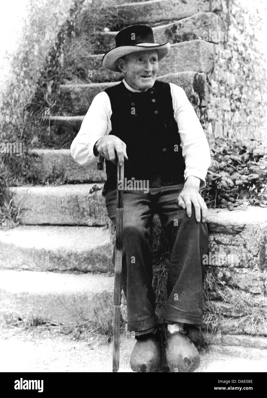 Vieux homme portant des chaussures en bois. Image by photographe Fred Stein (1909-1967) qui a émigré à partir de 1933 l'Allemagne nazie pour la France et enfin aux États-Unis. Banque D'Images