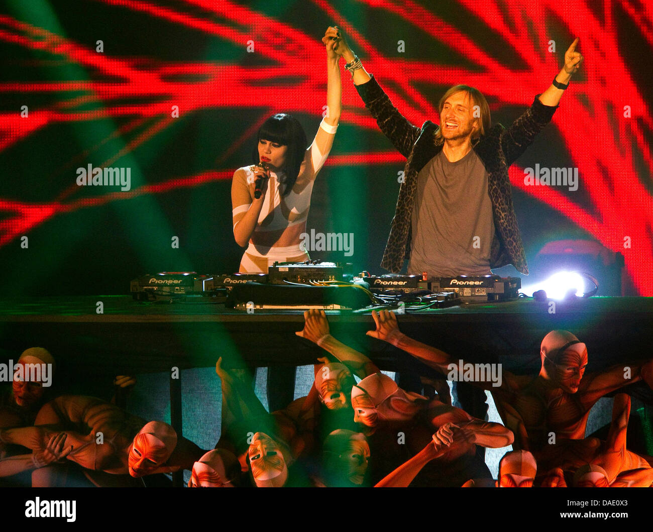 DJ français David Guetta et la chanteuse Jessie J effectuer au cours de la 2011 MTV Europe Music Awards à l'Odyssey Arena de Belfast, Royaume-Uni, le 06 novembre 2011. Photo : Hubert Boesl Banque D'Images