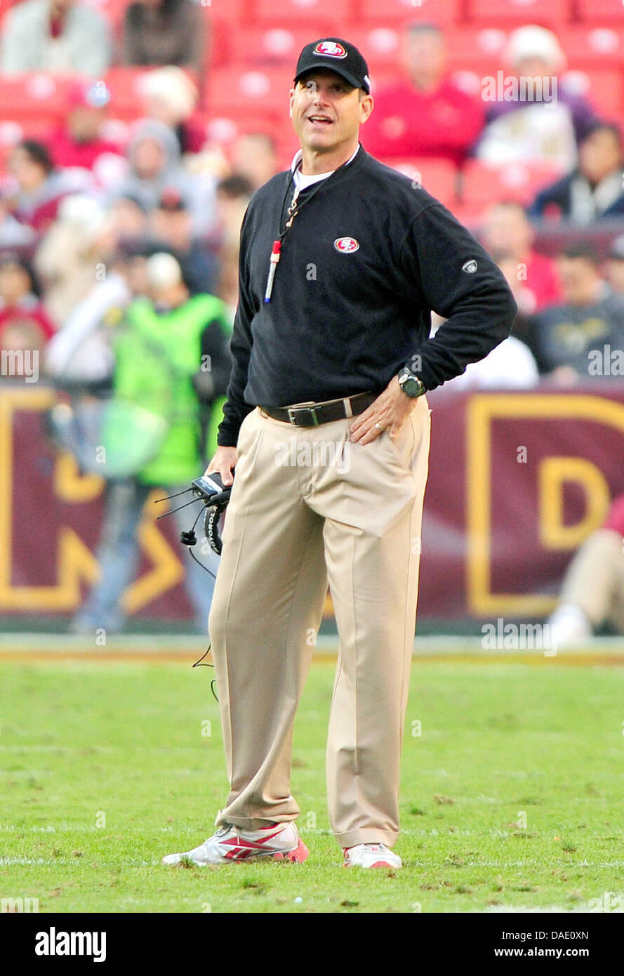 San Francisco 49ers l'entraîneur-chef Jim Harbaugh retourne à la ligne de touche après avoir parlé avec un fonctionnaire du quatrième trimestre du jeu contre les Redskins de Washington à FedEx Field à Landover, Maryland, USA, 6 novembre 2011. Les 49ers a gagné le match 19 - 11. Credit : Ron Sachs / CNP Banque D'Images