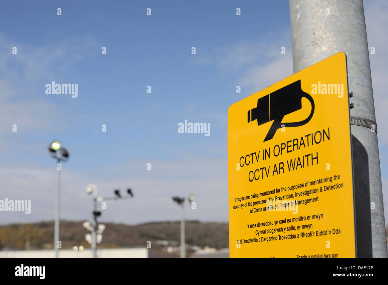 Avertissement signe de la télévision en circuit fermé, CCTV, caméras de sécurité l'enregistrement dans un parking privé, Aberystwyth, Pays de Galles, Royaume-Uni. Banque D'Images