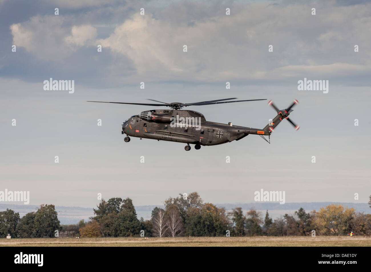 Allemagne, Laupheim, Allemand CH-53 hélicoptère volant dans l'air Banque D'Images