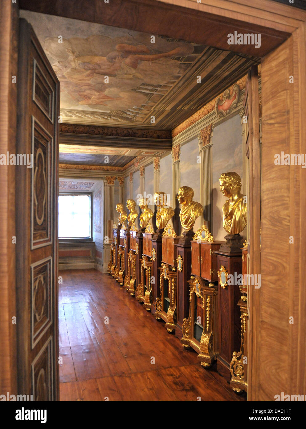 Le coin cabinet du palais de Friedenstein est vu à Gotha, Allemagne, 08 novembre 2011. Après 65 ans, le précieux trésor de pièces est maintenant terminée au Palais de Friedenstein à Gotha. La Fondation culturelle d'Allemagne fédérale ont négocié le retour d'environ 16 000 pièces avec le duc d'Saxony-Coburg et le gotha foundation for art and science pour trois ans. Photo : M Banque D'Images