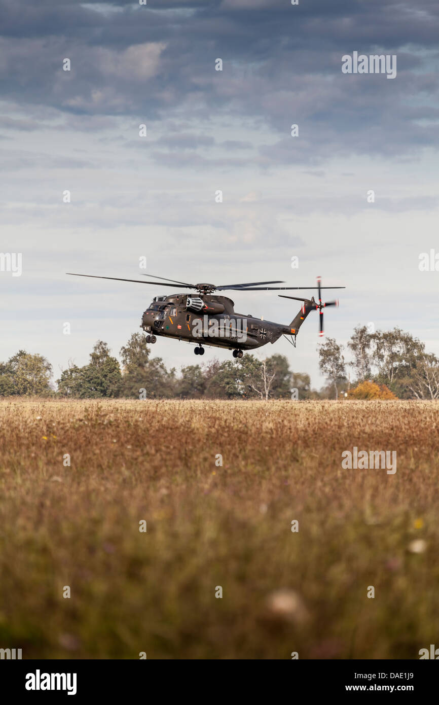Allemagne, Laupheim, Allemand CH-53 hélicoptère volant dans l'air Banque D'Images