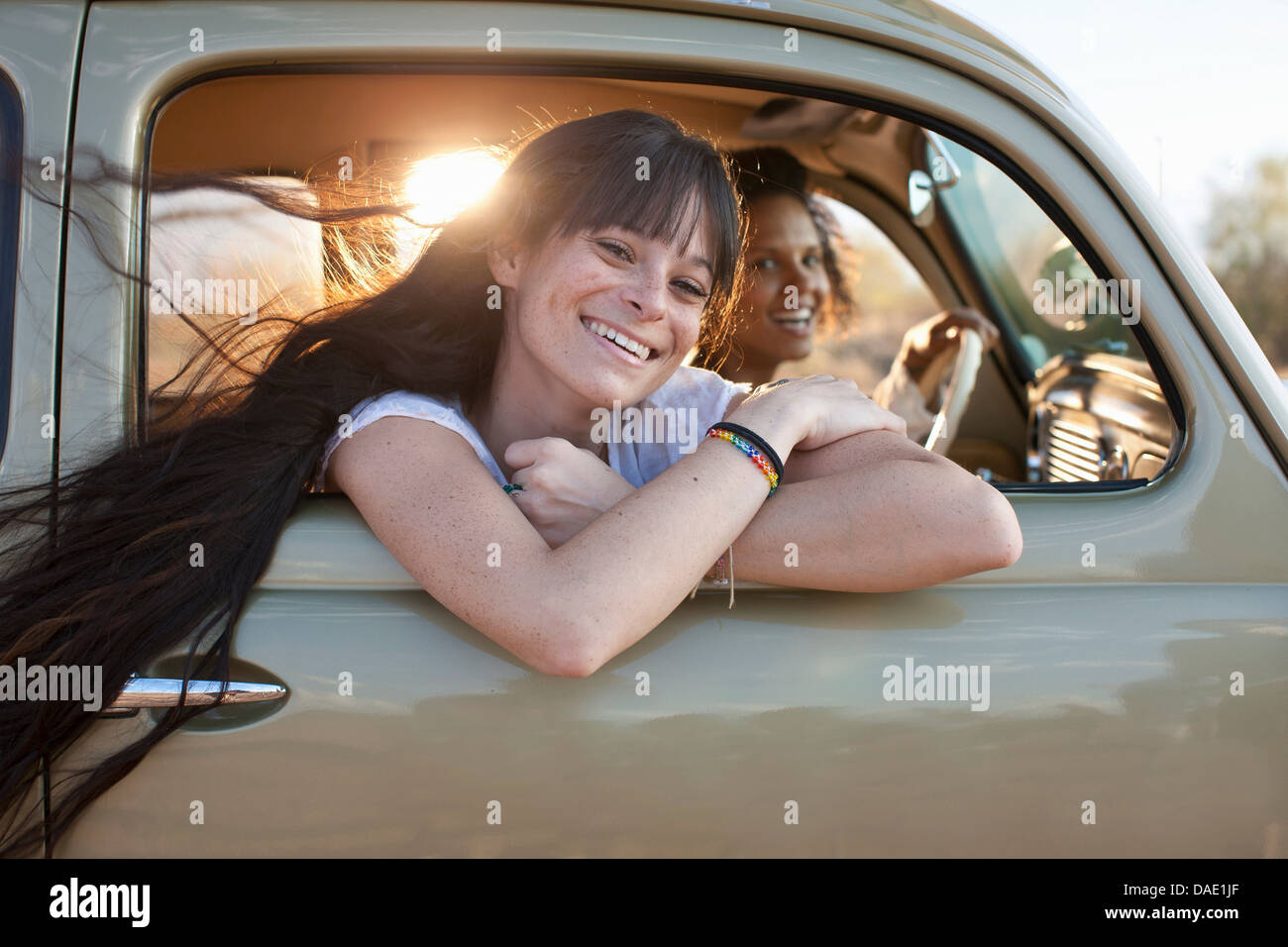 Les jeunes femmes qui voyagent en voiture sur la route, portrait Banque D'Images