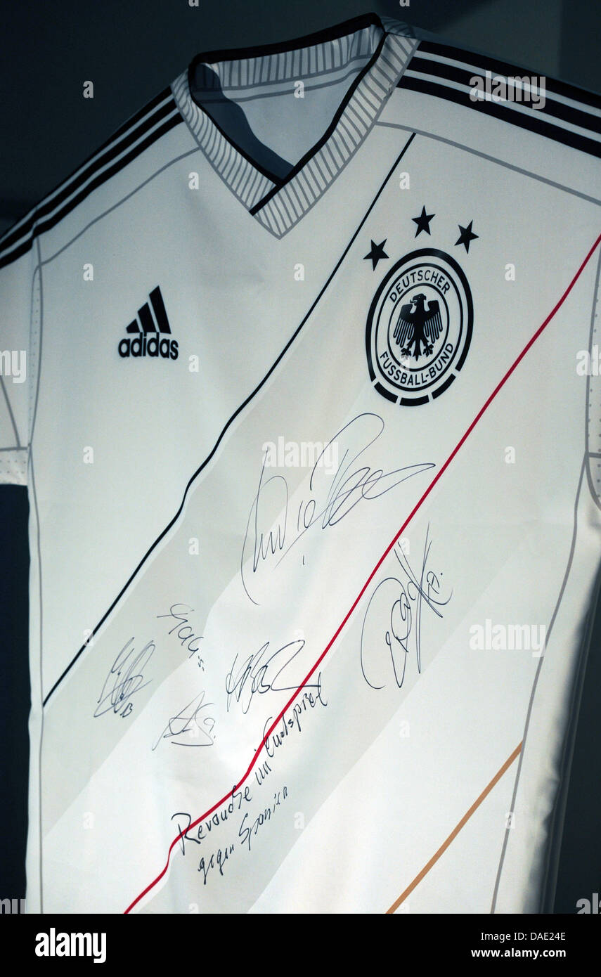 Un signé, d'un grand nouveau Euro 2012 jersey avec les signatures de  quelques-uns des joueurs de l'équipe nationale de football allemande est  perçue lors de la présentation du nouveau maillot de l'Euro