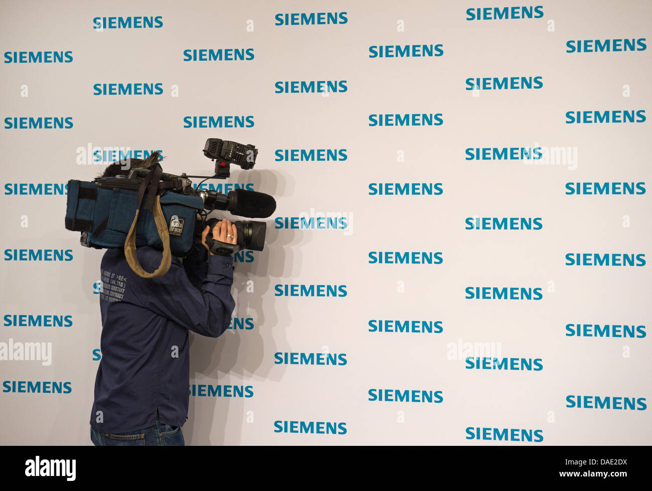 Une caméra filme l'homme Siemens logo sur un mur lors de la conférence de presse annuelle 2011 à Munich, Allemagne, 10 novembre 2011. Siemens a réalisé un bénéfice de quelque 7 milliards d'euros en 2010/11. Photo : PETER KNEFFEL Banque D'Images