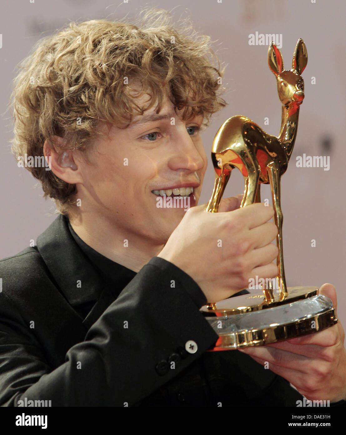 Singer Tim Bendzko pose avec le trophée Bambi - catégorie 'Nouveau venu' - dans la salle de presse après la cérémonie de remise des prix à Wiesbaden, Allemagne, 10 novembre 2011. Les Bambis sont les principaux médias allemands et des prix sont remis pour la 63e fois. Photo : Photo : Frank Rumpenhorst dpa/lhe  + + +(c) afp - Bildfunk + + + Banque D'Images