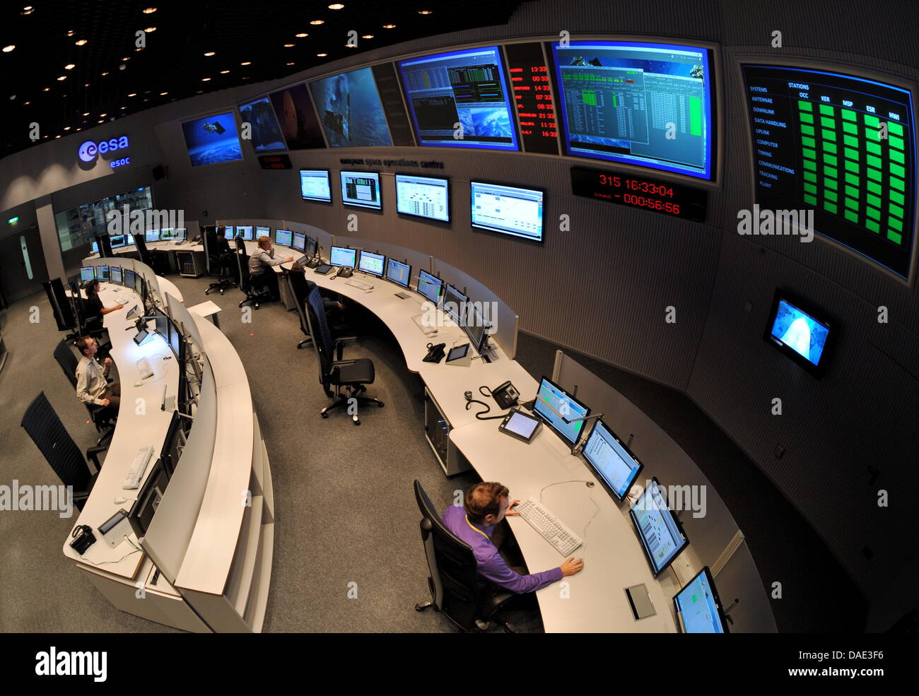 Les contrôleurs de l'espace s'asseoir à leurs moniteurs dans la nouvelle salle de contrôle principale à du centre de contrôle des satellites de l'Agence spatiale européenne (ESA) à Darmstadt, Allemagne, 11 novembre 2011. L'expansion de la salle de commande principale est important pour relever les défis posés par les nouvelles missions dans les domaines de l'observation de la Terre, sciences de l'espace et de la navigation. Photo : ARNE DEDERT Banque D'Images