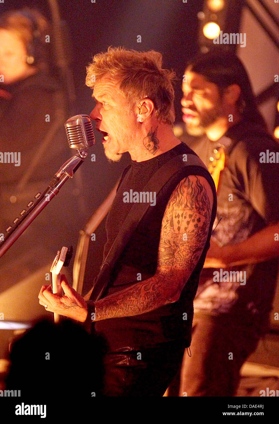 Chanteur du groupe de heavy-metal Metallica James Hetfield (L) et le bassiste Robert Trujillo effectuer lors d'un concert de radio rejoint le projet "Lulu" de Lou Reed et Metallica à Cologne, Allemagne, 11 novembre 2011. Photo : Oliver Berg Banque D'Images