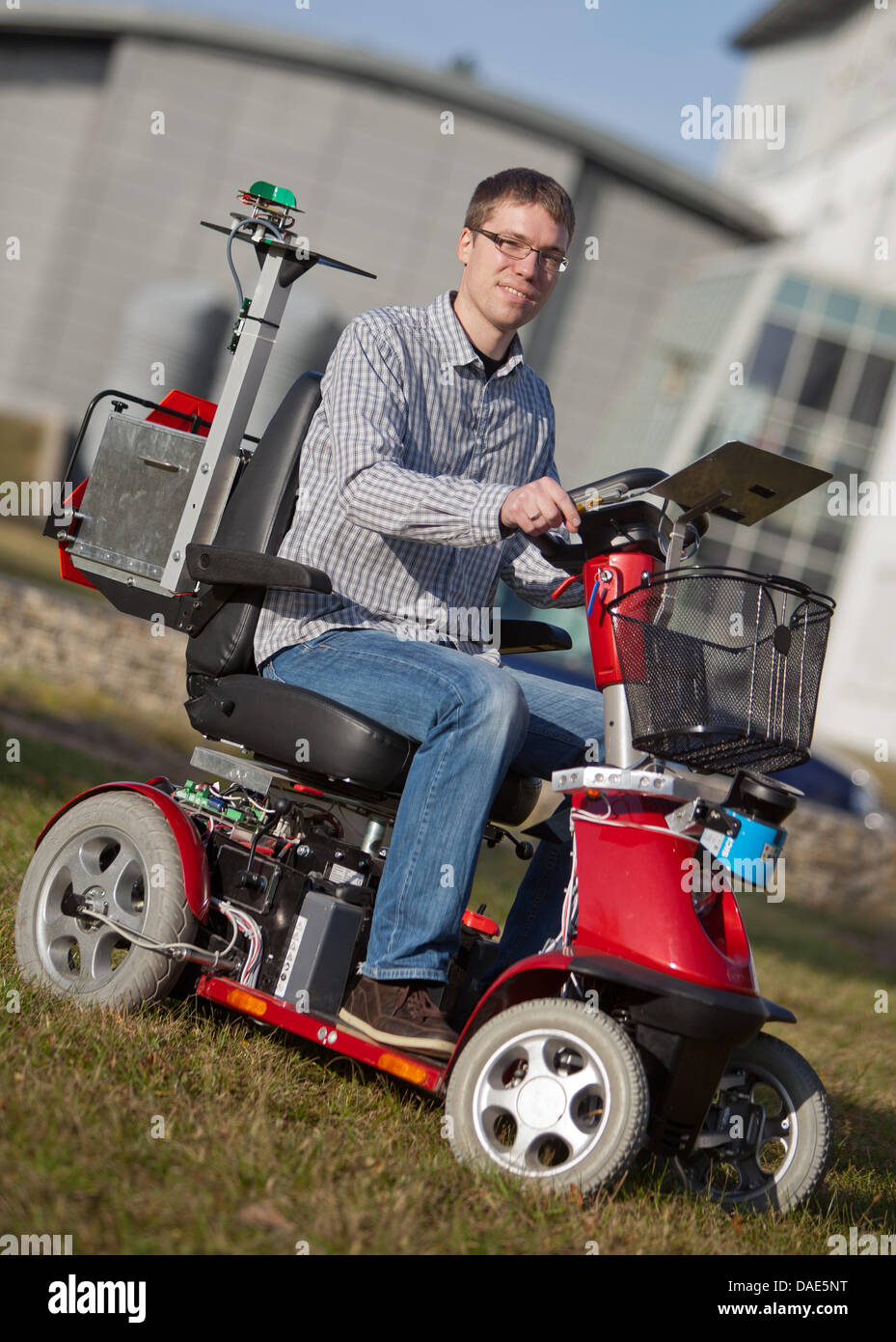 L'Eck Daniel études conduit un nouveau système intelligent de hauts-scooter développé à l'Institut d'informatique et robotique à Würzburg, Allemagne, 25 octobre 2011. Le scooter nommé véhicule assistance piéton est en mesure de conduire de façon autonome et éviter les obstacles. Photo : Daniel Karmann Banque D'Images