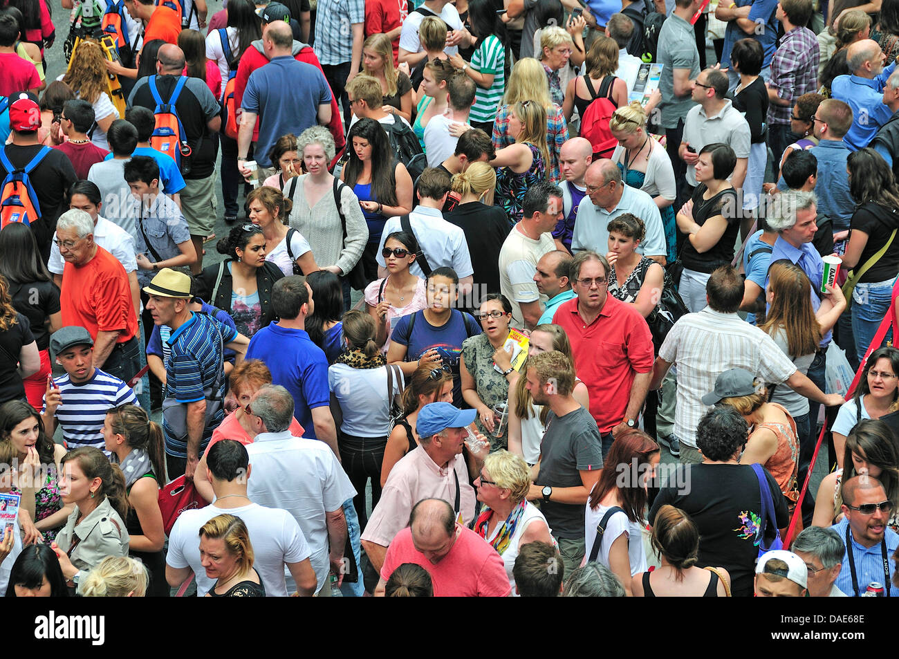 Foule de gens qui attendaient à Duffy Square pour réduire les prix des billets de théâtre et de musique, USA, New York, Manhattan Banque D'Images
