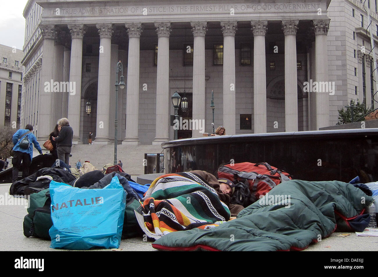 Les manifestants de Wall Street dormir sur place Foley en face du palais de justice au centre-ville de Manhattan à New York, USA, 15 novembre 2011. Sur la nuit d'avant, la police effacée des tentes de leur lieu de rassemblement dans le parc Zucotti pendant une cape et d'épée. Le parc avait été le foyer du mouvement de protestation pendant près de deux mois. Photo : Manuela Imre Banque D'Images Les manifestants de Wall Street dormir sur place Foley en face du palais de justice au centre-ville de Manhattan à New York, USA, 15 novembre 2011. Sur la nuit d'avant, la police effacée des tentes de leur lieu de rassemblement dans le parc Zucotti pendant une cape et d'épée. Le parc avait été le foyer du mouvement de protestation pendant près de deux mois. Photo : Manuela Imre Banque D'Images