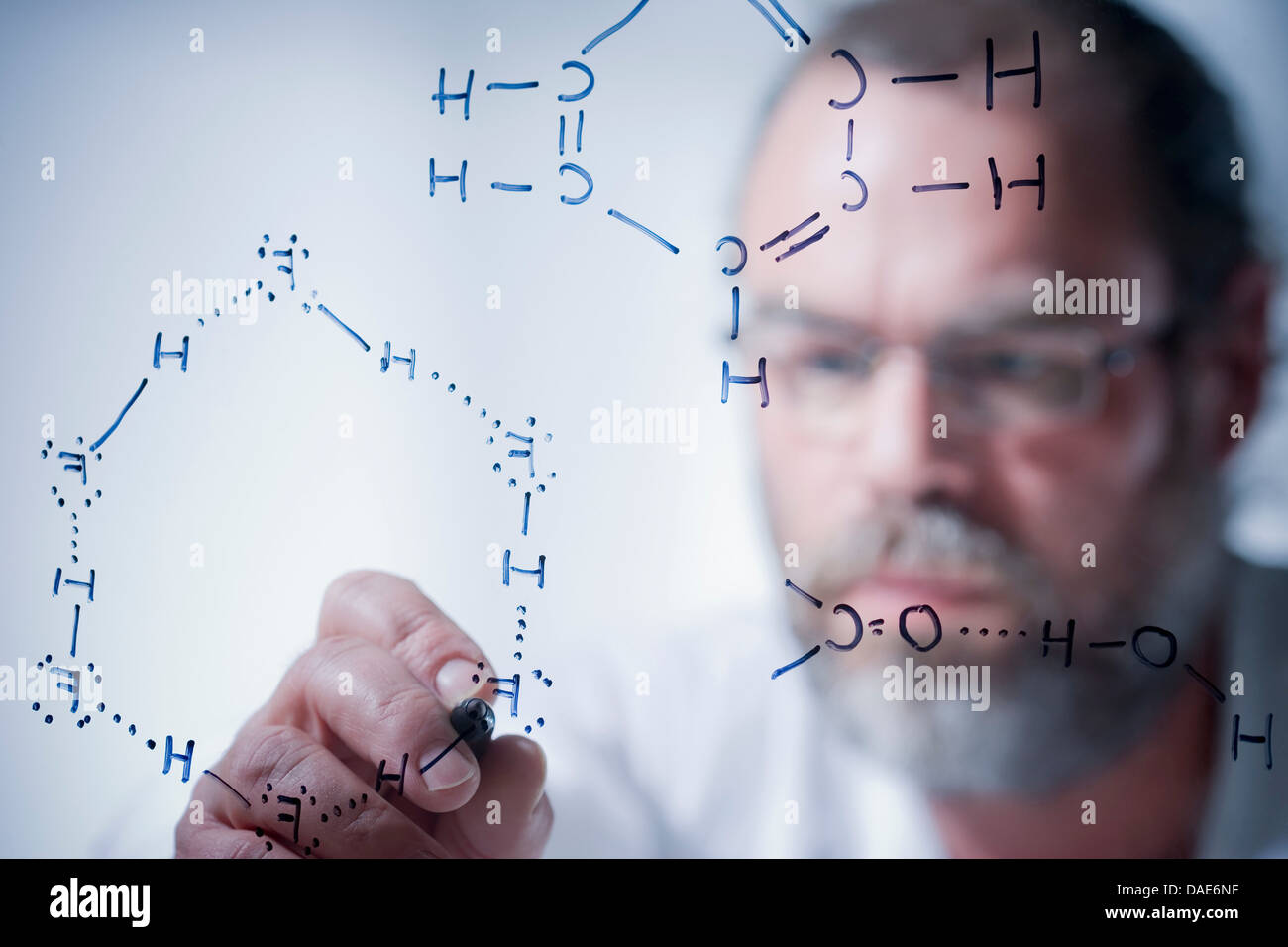 L'écriture scientifique des symboles scientifiques sur verre Banque D'Images