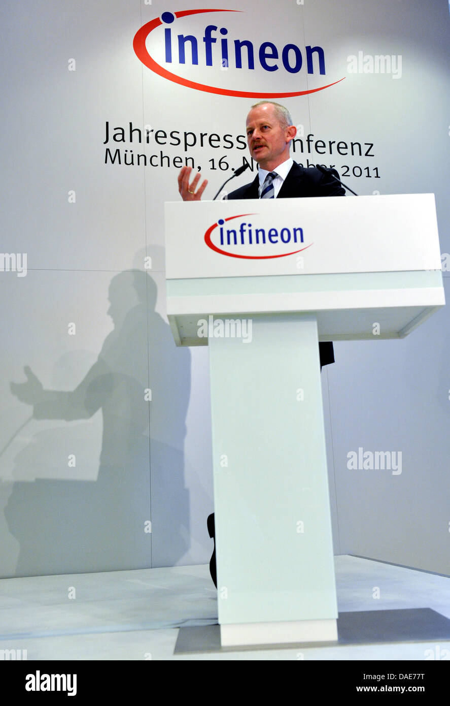 Président d'Infineon Peter Bauer prend la parole lors d'une conférence de presse sur l'entreprise annualö dans résultats Neubiberg, près de Munich, Allemagne, 16 novembre 2011. Malgré un quatrième trimestre étonnamment faible, Infineon a eu un exercice record. Cependant, le fabricant de semi-conducteurs à partir de Munich d'incertitude et s'attend à une diminution du chiffre d'affaires de 10 pour cent. Photo : SVEN HOPPE Banque D'Images