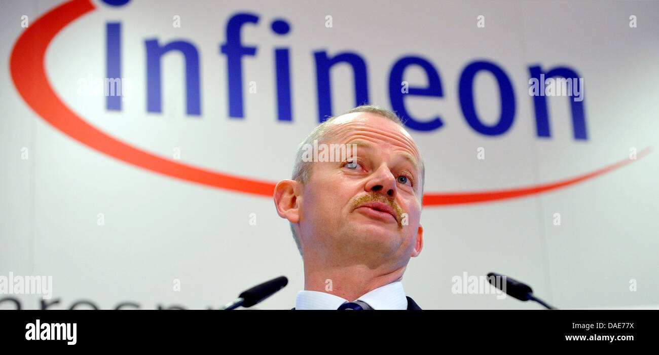 Président d'Infineon Peter Bauer prend la parole lors d'une conférence de presse sur l'entreprise annualö dans résultats Neubiberg, près de Munich, Allemagne, 16 novembre 2011. Malgré un quatrième trimestre étonnamment faible, Infineon a eu un exercice record. Cependant, le fabricant de semi-conducteurs à partir de Munich d'incertitude et s'attend à une diminution du chiffre d'affaires de 10 pour cent. Photo : SVEN HOPPE Banque D'Images